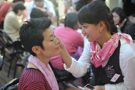 【2012年5月28日，上海】 爱茉莉太平洋集团（爱茉莉）于5月24及25日在上海举办了三场“妆典生命”（Make-up Your Life）活动。此次爱茉莉携手中国的上海癌症康复俱乐部及粉红天使基金会，为“妆典生命”在中国2012年