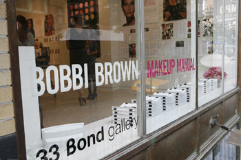     近日，《纽约时报》畅销书作者、受人瞩目的著名彩妆师Bobbi Brown在曼哈顿下城的33 Bond画廊隆重推出了她的第五本著作《Makeup Manual》。在33Bond画廊的沿街人行道上，街头艺人用粗粉笔写上了“Bobbi Brown Mak